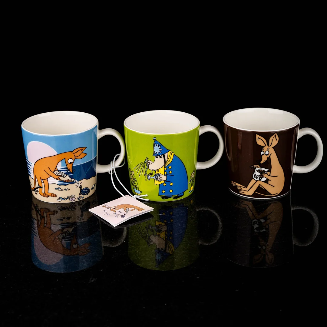 MUMINMUGGAR, 3 st, "Sniff Brun", "Sniff Blå", & "Polismästaren". Porslin, Arabia, Finland. — Other collectables — Norrlands Auktionsverk