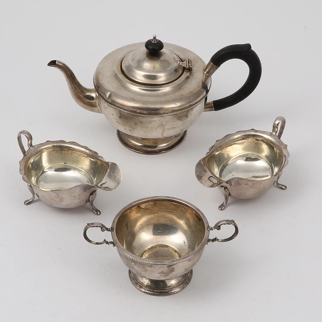 A GEORGE V TEAPOT & MATCHING SUGAR BOWL. — Silver — Lawrences Auctioneers
