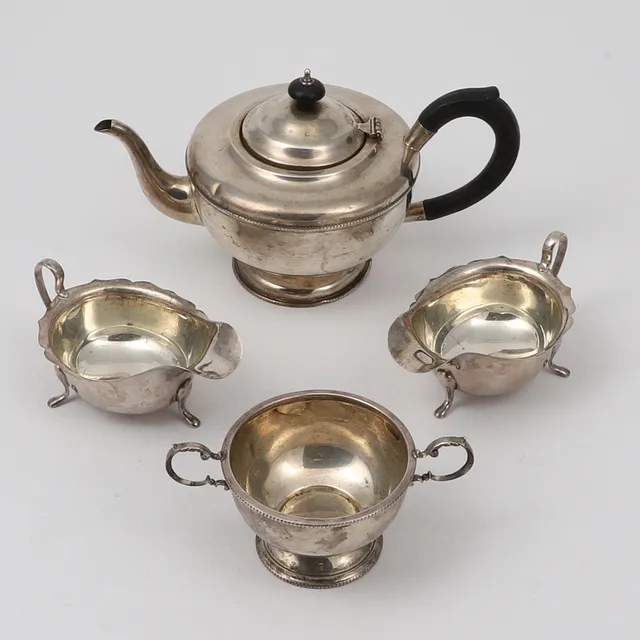 A GEORGE V TEAPOT & MATCHING SUGAR BOWL.
