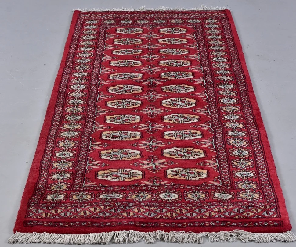 MATTA, old Pakistan galleri. — Oriental Carpets & Textiles — Halmstads Auktionskammare