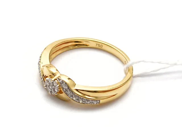 Ring 18K 2,6g Ø16½ med åttkantslipade diamanter 7xca.0,01ct 12xca.0,005ct