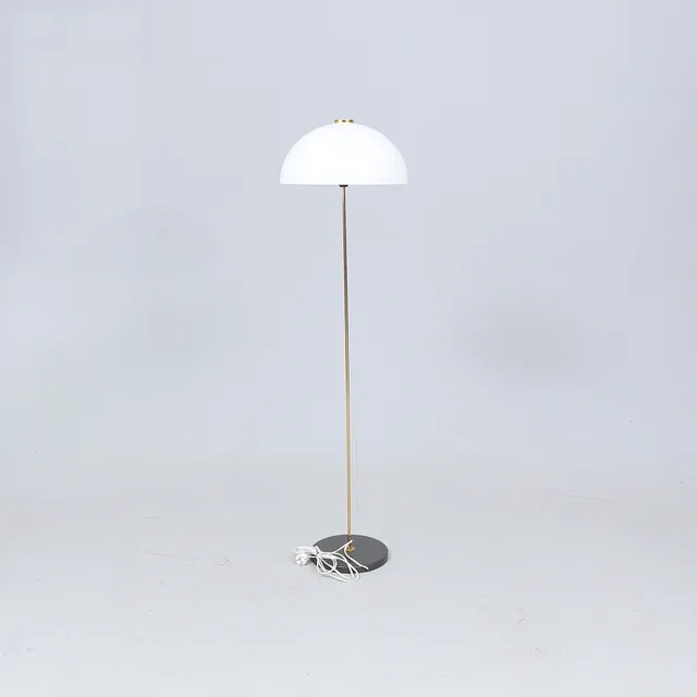 YKI NUMMI. GOLVLAMPA, modell "30-008", "Kupoli", 1960-tal, Stockmann Orno, gulfolierad stomme, svartlackerad fot, plastskärm, stämpelmärkt undertill.