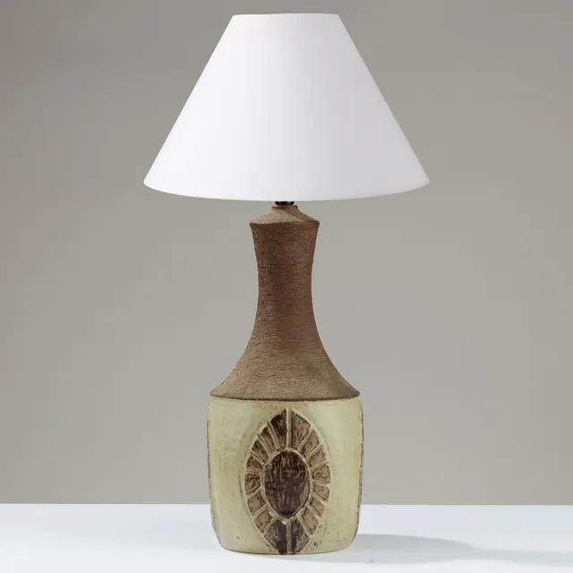 CHRIS HASLEV: "Jeti" bordlampe af delvist glaseret stentøj udsmykket med ovale relieffer, Danmark, 1960/70'erne.