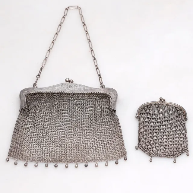 Bag and purse in silver mesh, first half of the 20th Century.