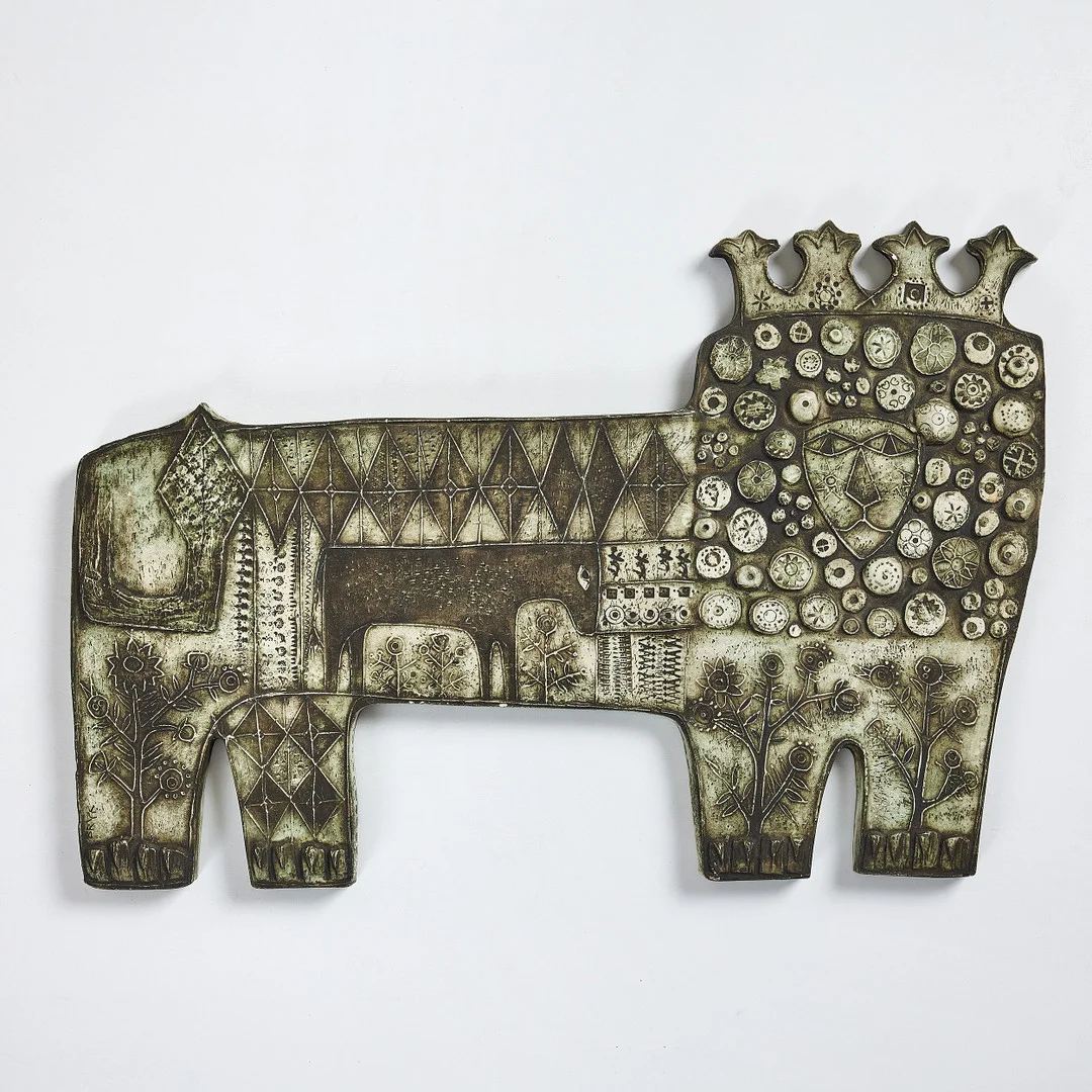 RUT BRYK. Väggrelief, Arabia, Finland, stengods, i form av ett lejon, ristad dekor, delvis i relief, glaserad i grönt och grått. — European — Stockholms Auktionsverk Fine Art