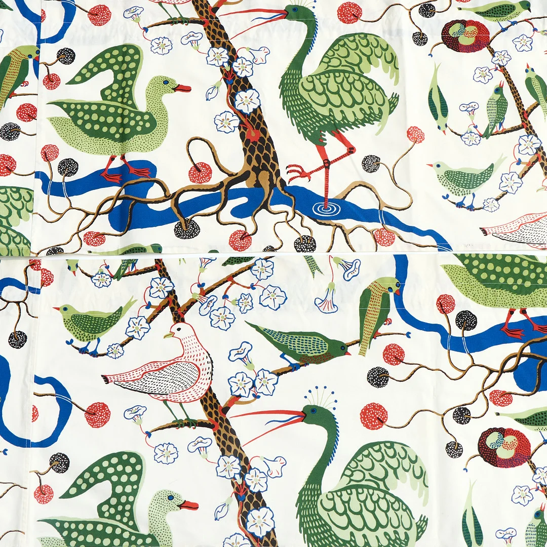 JOSEF FRANK. Gardinkappor, 2 st, "Gröna fåglar", bomullstyg, Firma Svenskt Tenn. — Textiles — Crafoord Auktioner Stockholm