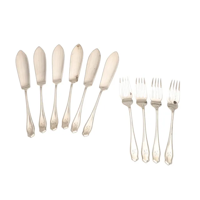 A PART SET OF GEORGE V SILVER FISH KNIVES AND FORKS.