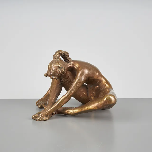 MATTI HAUPT. Sittande ballerina, signerad, förgylld bronsskulptur.