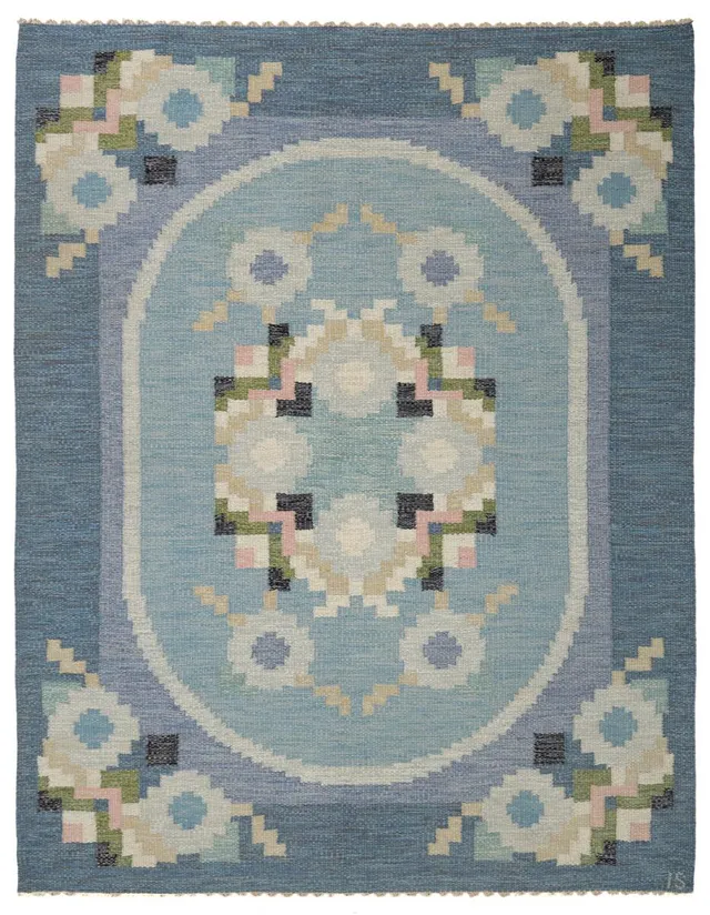 “Malmsjön”. Wool carpet in “rölakan” flatweave technique. Decor in shades of blue, white and grey. Signed IS. Designed 1974. Made second half of 20th century by Axeco, Sweden. L. 230 cm. W. 170 cm.