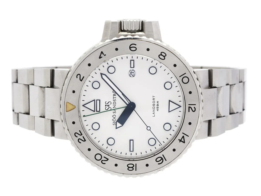 SJÖÖ SANDSTRÖM, Landsort Worldtimer, (459m), Cal SS G6 (ETA 2893-2), Serie nr. 073, herrur, 44 mm, stål, automatisk, safirglas, datum, 24-timmarsvisning, integrerad originallänk, viklås, cert, september 2013, box, ytterkartong. — Klockor/Sjöö Sandström — Kaplans