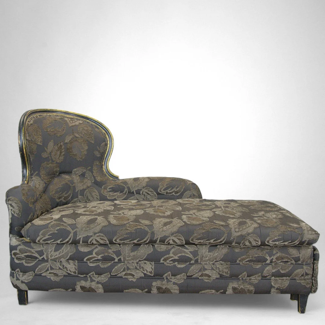 CANAPÉ, senare omklädd i ett jaquardvävt tyg, 1900-tal. — Sofas & Seatings — Höganäs Auktionsverk