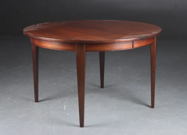 Gunni Omann for Omann Jun’s Møbelfabrik. Cirkulært spisebord af palisander med udtræk, model '55' (1+3)