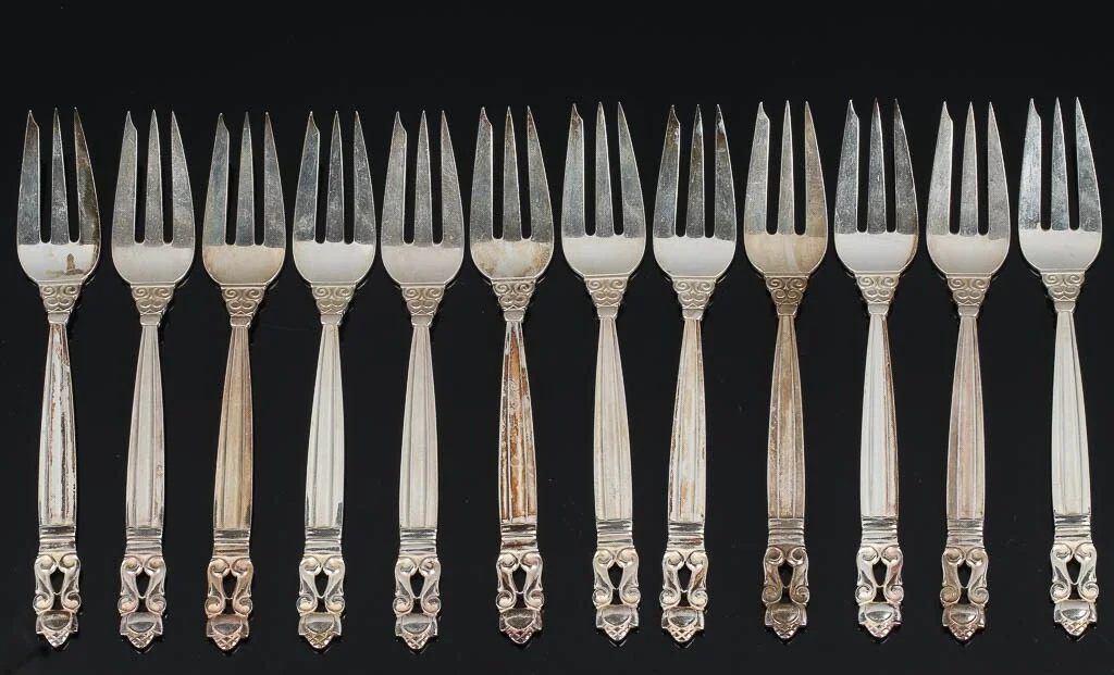 Johan Rohde for Georg Jensen. 'Konge/Acorn', tolv kagegafler af sterlingsølv (12) — Silver, bronze, copper and pewter/Silver flatware — Lauritz