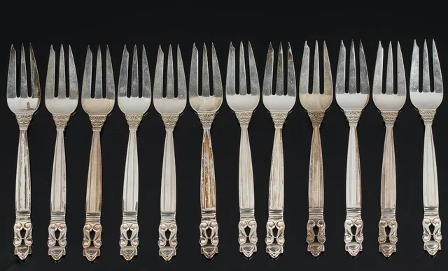 Johan Rohde for Georg Jensen. 'Konge/Acorn', tolv kagegafler af sterlingsølv (12)