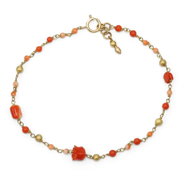 A coral bracelet set with respectively polished and carved coral and gold beads mounted in 18k gold. Weight app. 1.9 g. L. 17.5–18.5 cm.