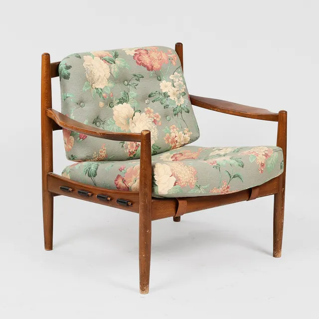INGEMAR THILLMARK (1911-2009). "Läcko" lænestol af bejdset bøgetræ med løse hynder betrukket i blomstret stofbetræk, OPE Möbler, Sverige, 1960/70'erne.