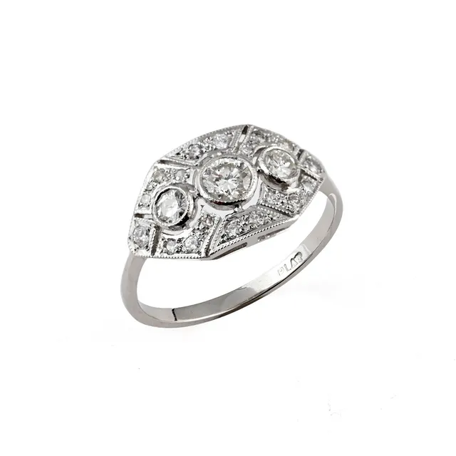 A DIAMOND CLUSTER RING.