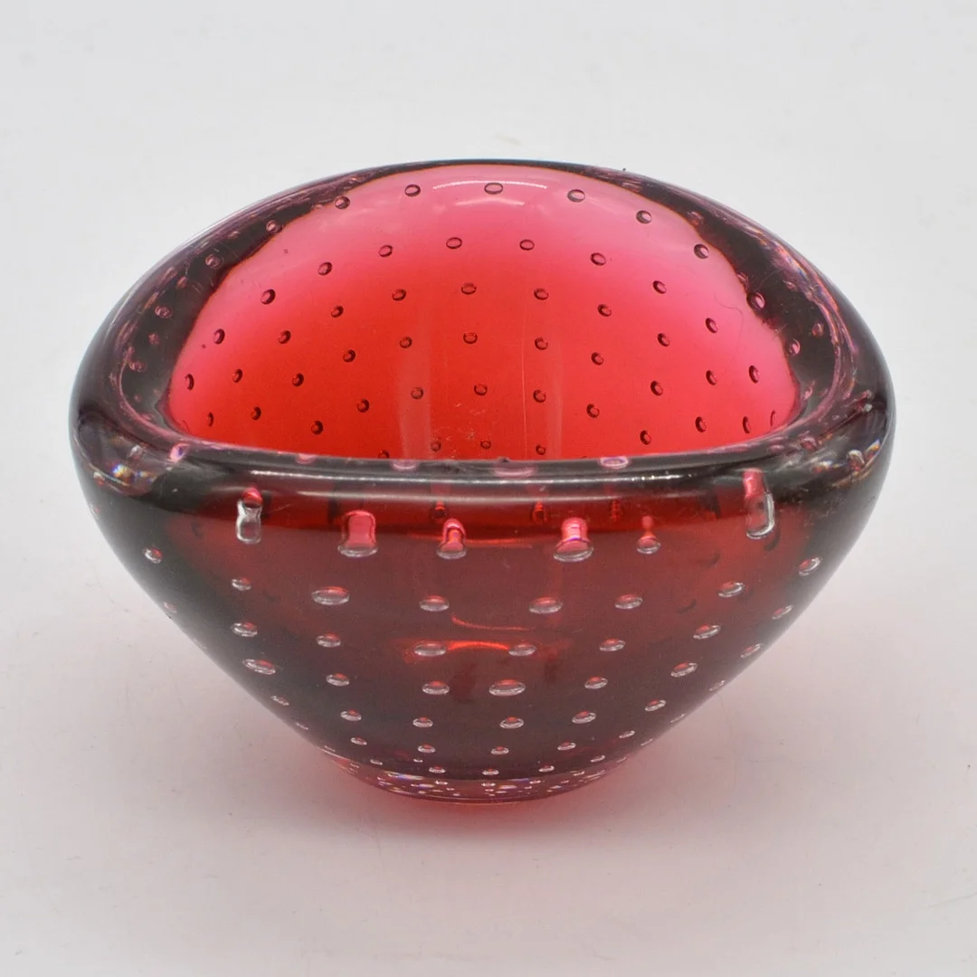 VICKE LINDSTRAND. KOSTA BODA, DESIGNER-GLASSCHALE, DREIECKIG, ROT-TRANSPARENT, 20. JAHRHUNDERT. — Art glass — Kunst- und Auktionshaus Kleinhenz
