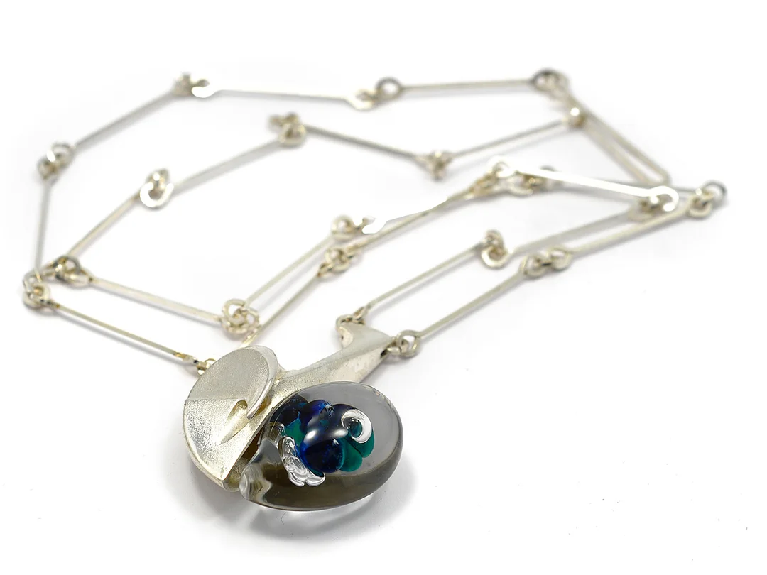 LAPPONIA, collier, silver och akryl, design Björn Weckström, längd 72 cm, 36,8 g, Finland 1975, påse. — Smycken/Collier — Kaplans