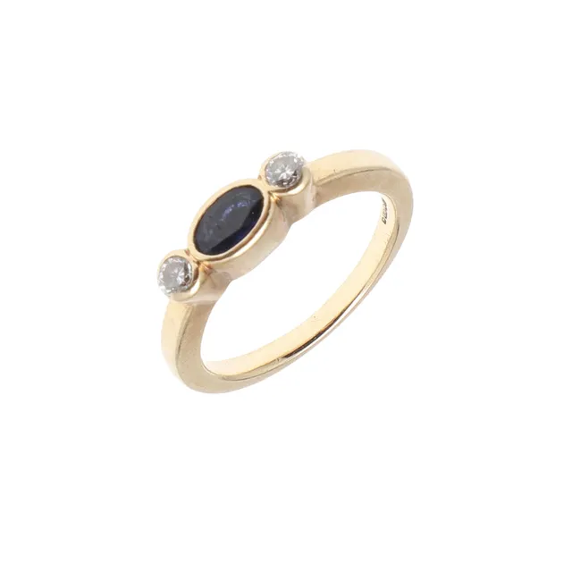 A SAPPHIRE AND DIAMOND THREE STONE RING.