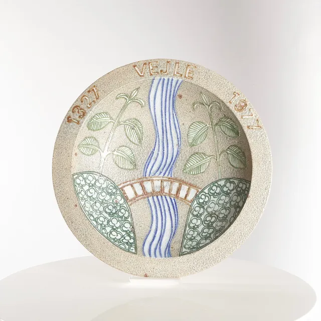 STEN LYKKE MADSEN (F. 1937 - D. 2020). Bordfad, stentøj, Vejle. 1327 - 1977. I anledning af byens 650-års jubilæum i 1977. Udført for Bing & Grøndahl.