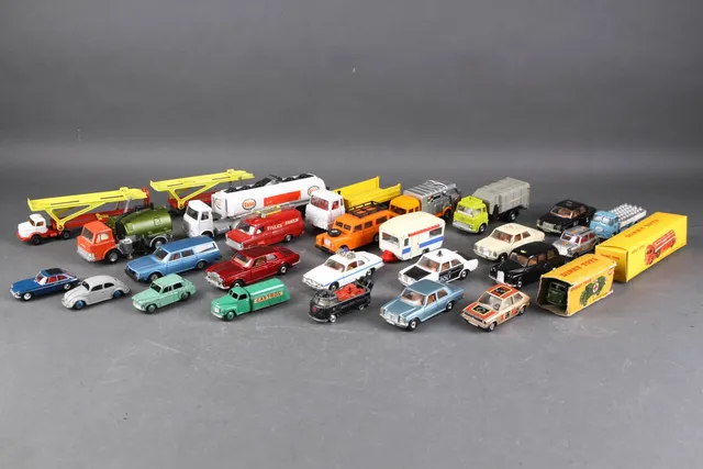 Corgi og Dinky. Samling modelbiler (27)