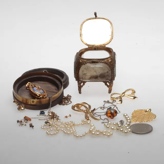 SMYCKESSKRIN OCH SMYCKEN, bland annat silver, 1900-tal.