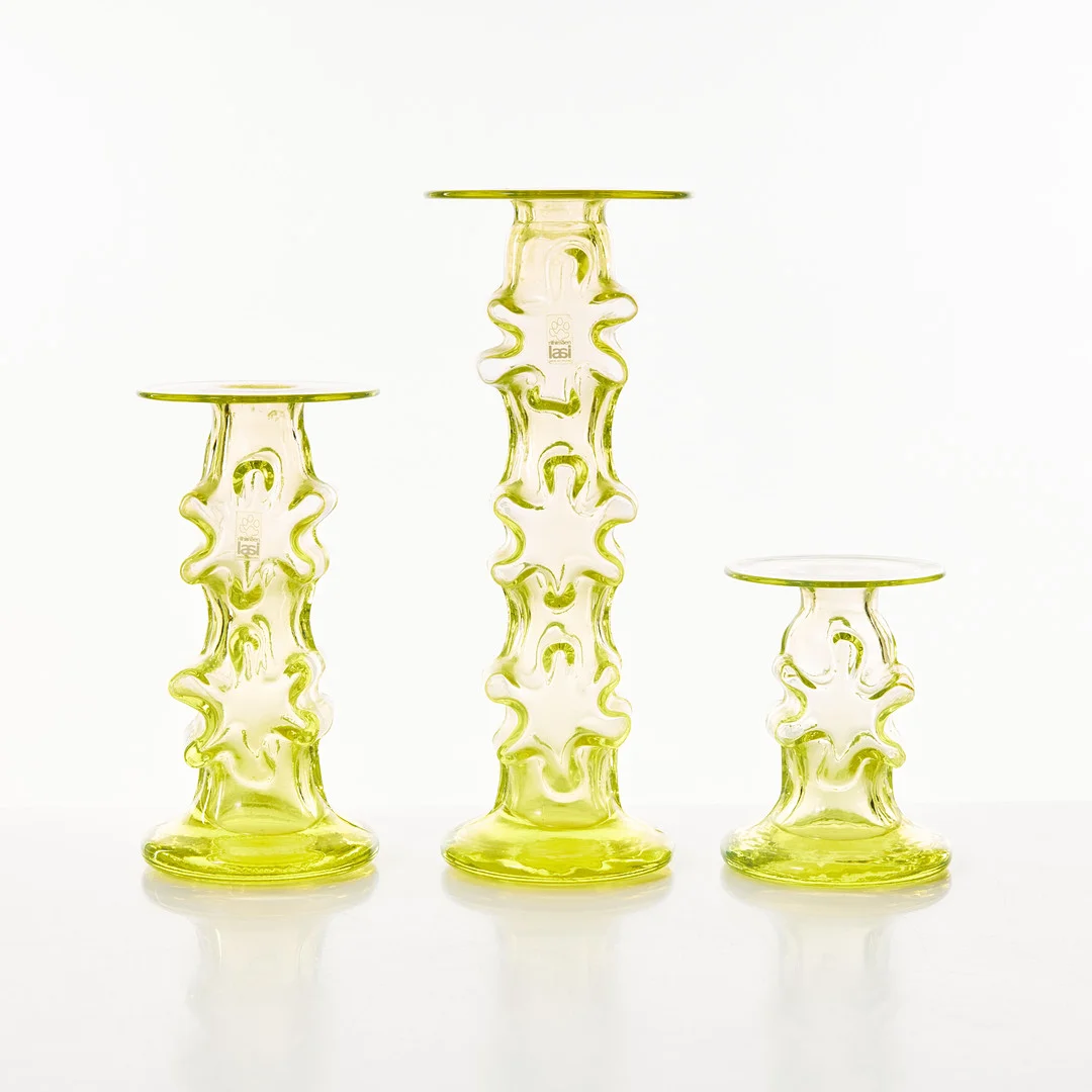 ERKKITAPIO SIIROINEN. Ljusstakar 3 st., "Kasperi", Riihimäen lasi, gult glas, signerade Riihimäen lasi OY E.T. Siiroinen. — Art glass — Stockholms Auktionsverk Magasin 5