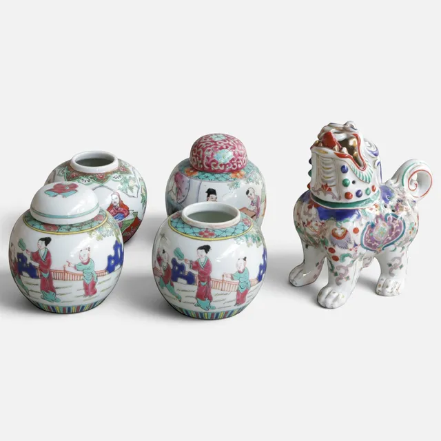 Samling japansk / kinesisk porcelæn, fire vaser og dekorativ foo-hund. 20. århundrede (5).
