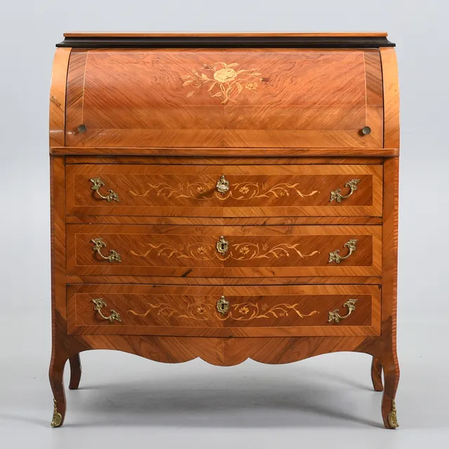 BUREAU in veneered in nut tree with marquetry. Mid-20th century.