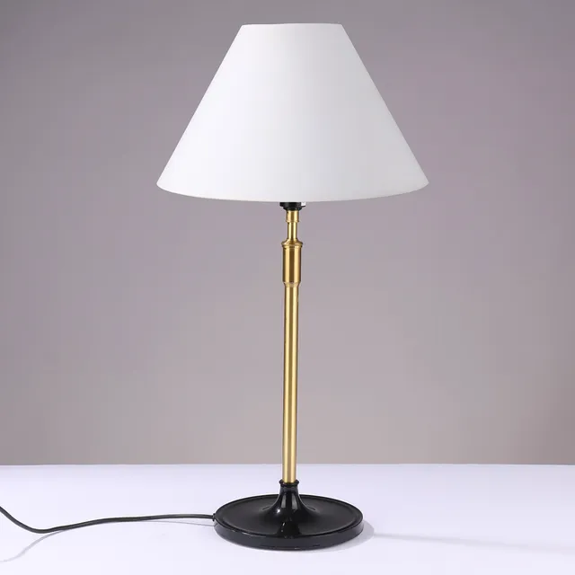 AAGE PETERSEN (1902-82). Le Klint teleskop bordlampe af messing med sortlakeret fod.