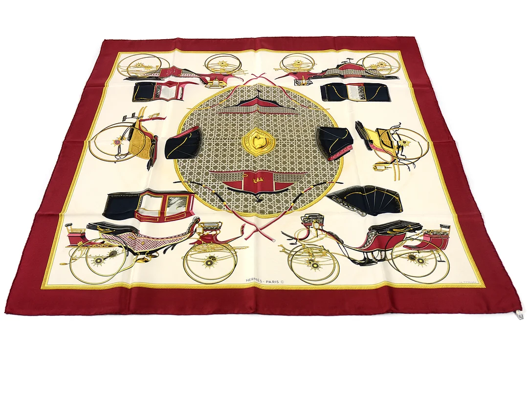 SCARF, HERMÈS, Les Voitures a Transformation, F. de la Perriere, 100 % siden, 90x90 cm, vinröd, svart, vit, guld, grå. Någon fläck. — Accessoarer/Scarves — Kaplans