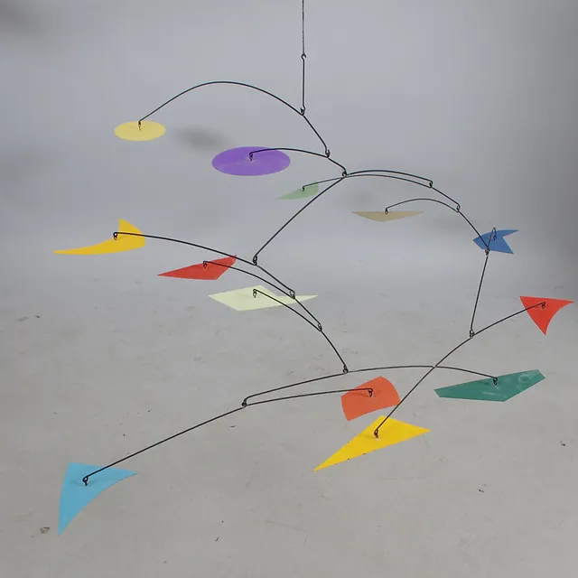 MOBIL, färgad metall, inspirerad av Alexander Calder.