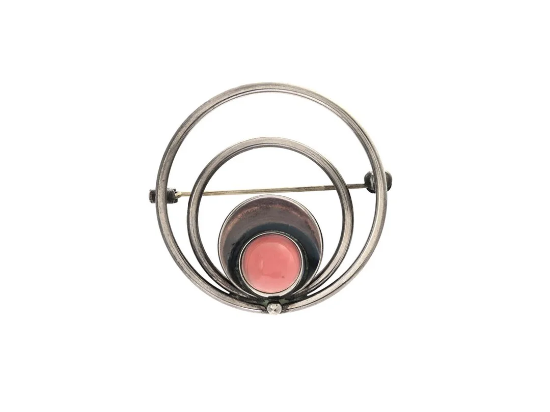 NE FROM, brosch, sterlingsilver, rosenkvarts, Danmark, diameter 35 mm, vikt 7,1 g. — Smycken/Brosch — Kaplans