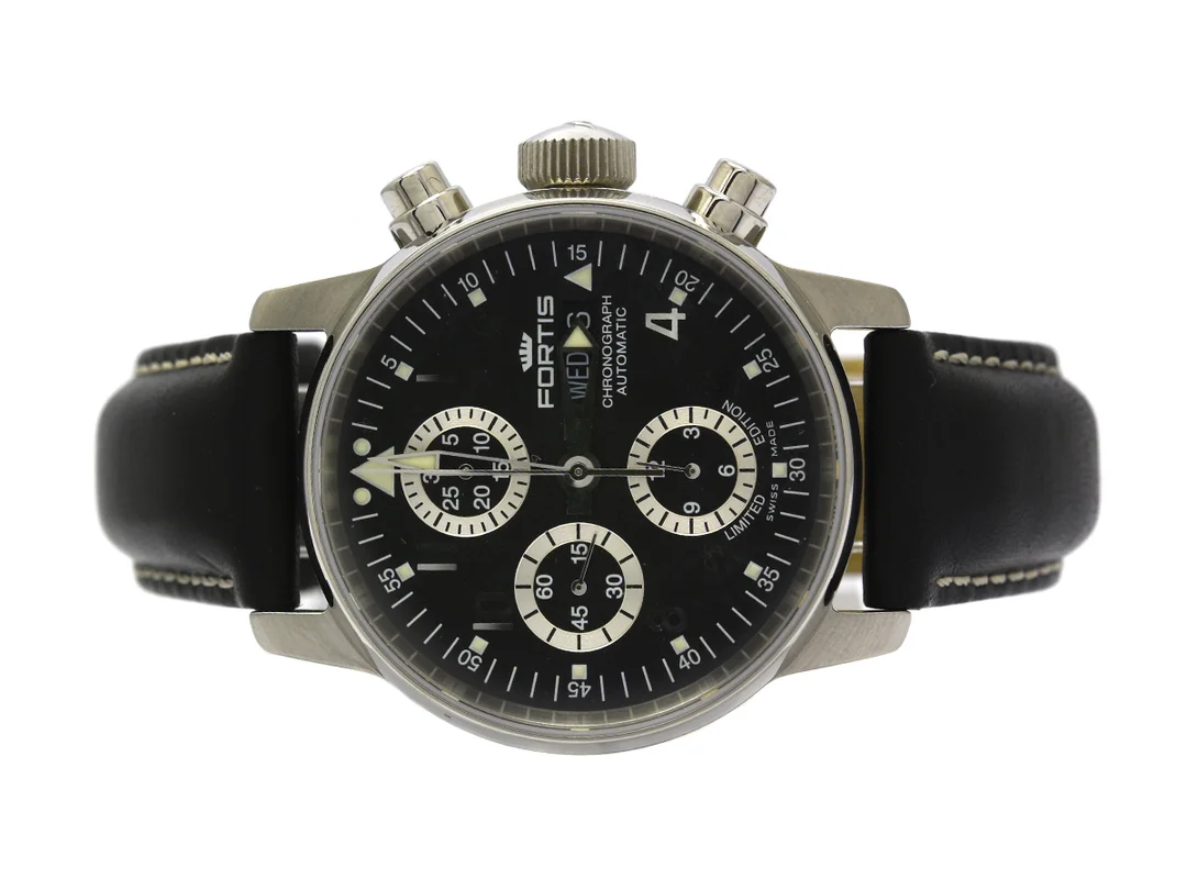 FORTIS, Flieger Chronograph, Cal ETA 7750, Serie nr. 271/500, Ref nr. 597.20.71 L.01, Boett nr. 597.20.141, kronograf, herrur, 40 mm, stål, automatisk, safirglas, dag, datum, läderband, originalspänne, ca 2015, box, ytterkartong. Limiterad och numrerad (Nr. 271/500). — Klockor/Fortis — Kaplans
