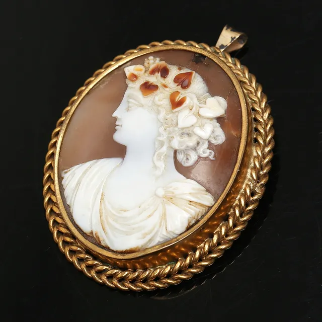 BROSCH, förgylld mässing, snäckskalskamé, tidigt 1900-tal.