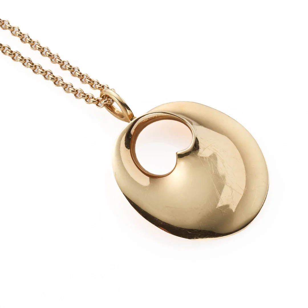 Vivianna Torun Bülow-Hübe for Georg Jensen: A 'Hidden Heart' necklace of 18k gold. 1997. (2) — Jewellery/Necklaces, pendants — Lauritz
