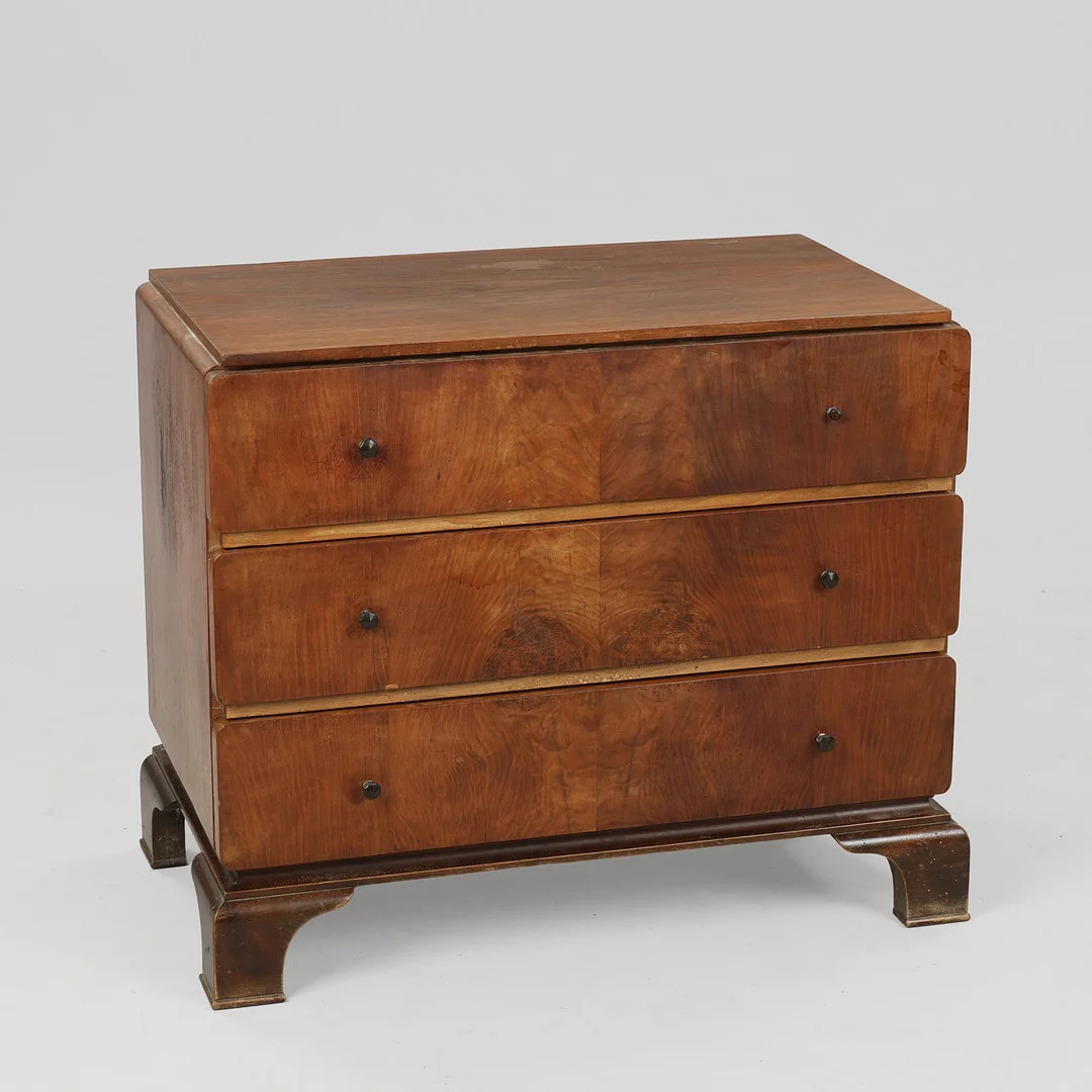 Kommode fineret med nøddetræ, front med tre skuffer, ca. 1930'erne. — Chests of drawers — Palsgaard Kunstauktioner