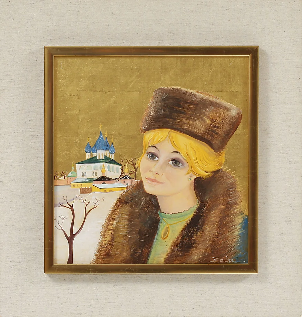 ZOIA KRUKOWSKAJA. Kvinna i pälshatt vid kyrka. Olja och guld på pannå, signerad. — Paintings — Göteborgs Auktionsverk