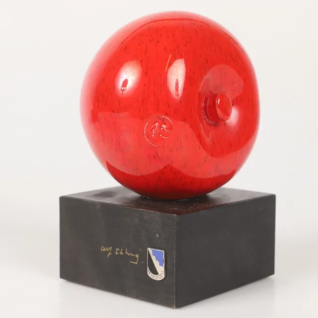 ALF EKBERG. Skulptur äpple, stengods på träsockel, rödglaserat, signerad.