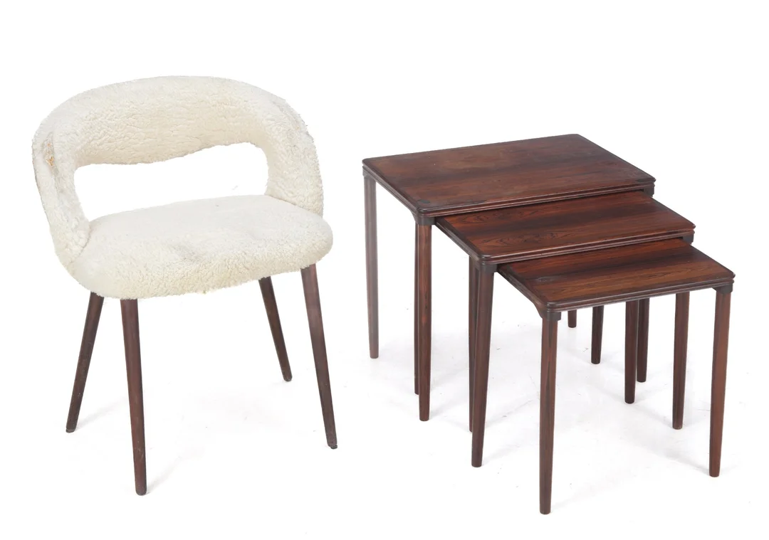 Chair and nesting tables made of rosewood. (2) — Furniture/Coffee tables, occasional tables — Lauritz