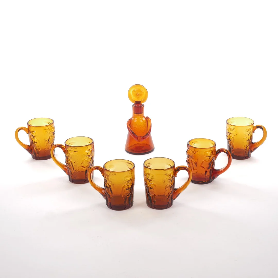 ERIK HÖGLUND. KARAFF OCH SEJDLAR, 7 st, bärnstensfärgat bubbelglas, Boda, 1960-tal. — Utility glass — Auktionsfirma Kenneth Svensson i Kalmar