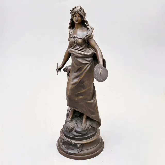 FIGURA DE DAMA MODERNISTA ALEGORIA AL ARTE EN CALAMINA PATINADA. PLACA IDENTIFICADORA AUGUST MOREAU.
