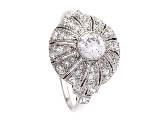RING, platina, äldre briljantslipad diamant ca 0,55 ct, åttkantslipade diamanter ca 0,90 ctv, Art Deco, Frankrike 1930-tal, stl 18,5 mm, vikt 4,1 g, några sidostenar har nagg och skador, etui.