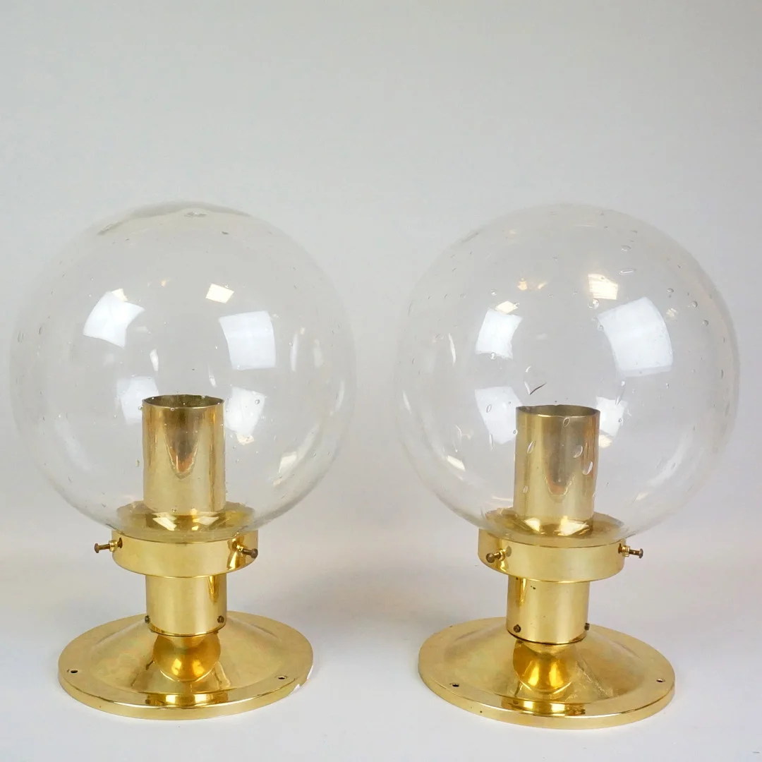 HANS-AGNE JAKOBSSON. Taklampor 2 st, 'Globus', modell T472, Markaryd, 1900-talets andra hälft. — Ceiling lights — Roslagens Auktionsverk