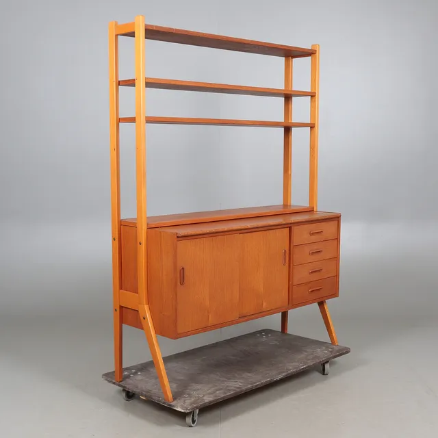 BOKHYLLA, med skrivskiva, fanérad med teak, 1950/60-tal.