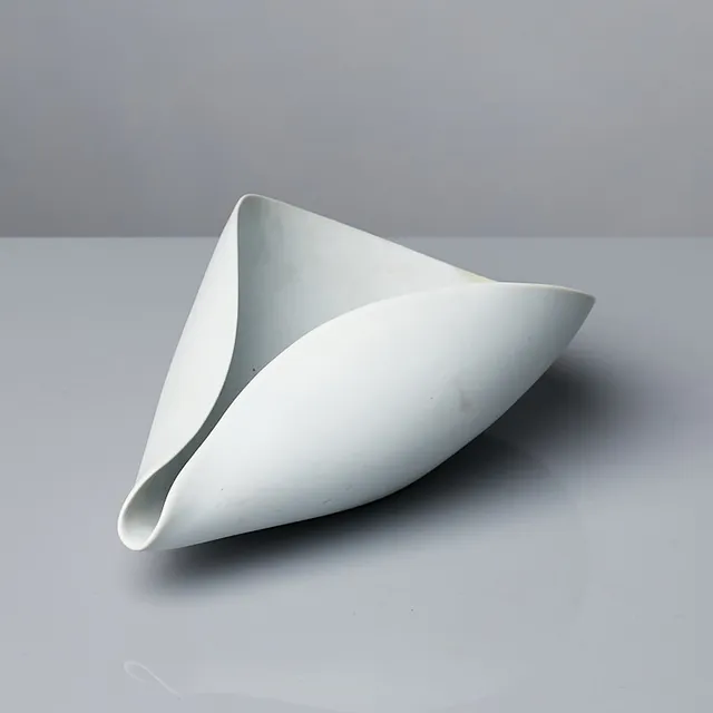 STIG LINDBERG. Skål, "Veckla", Carrara, Gustavsberg.