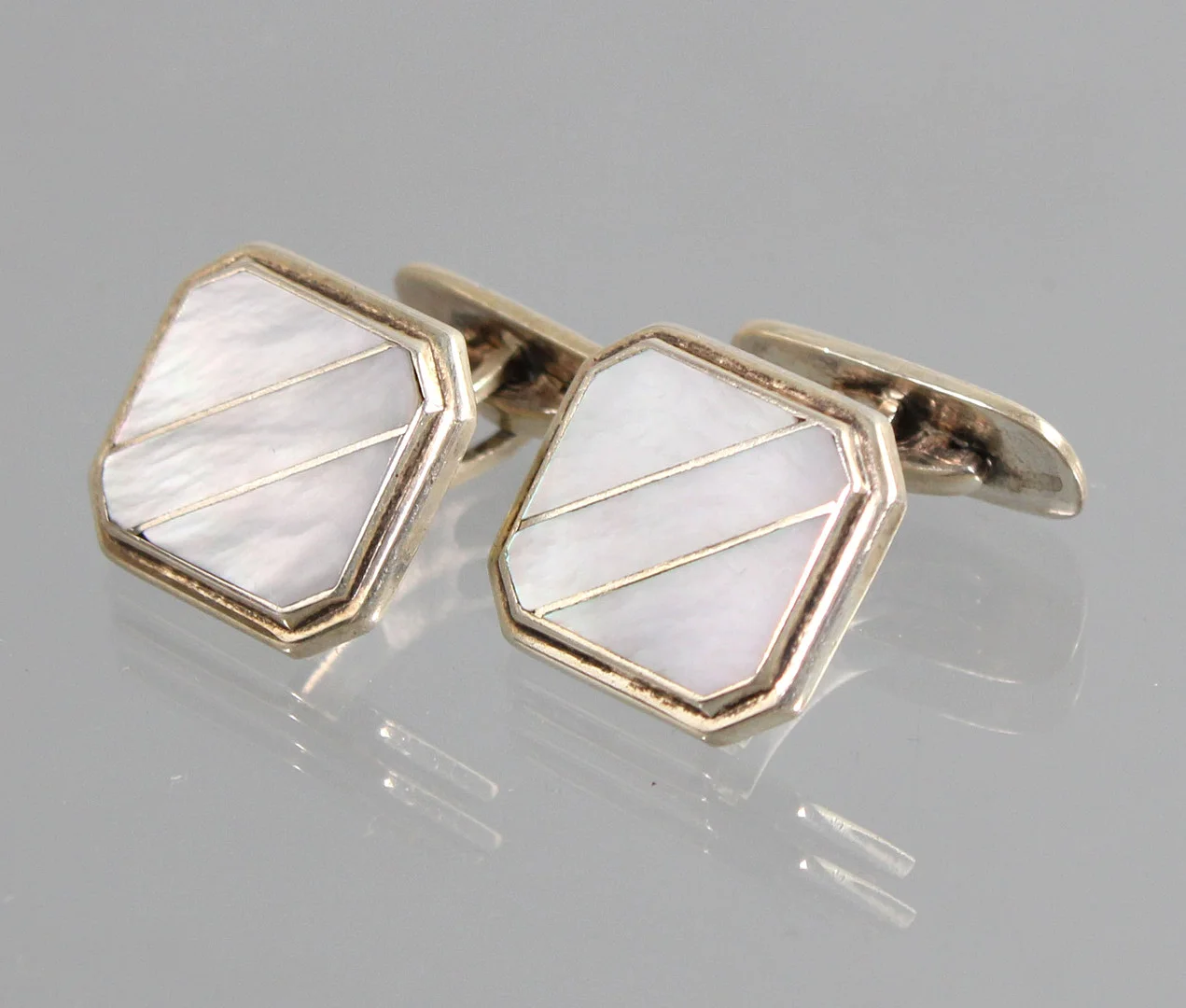 MANSCHETTENKNÖPFE MIT PERLMUTT SILBER 835. — Cufflinks & Tie Pins — Auktionshaus Bossard