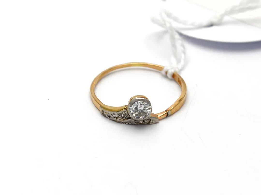 Ring 18K med diamant ca 0,23ct P skadad kulett 7 små ca00,1ct skadade diamanter Ø17½ 1,4g — Smycken/Ring — Kaplans
