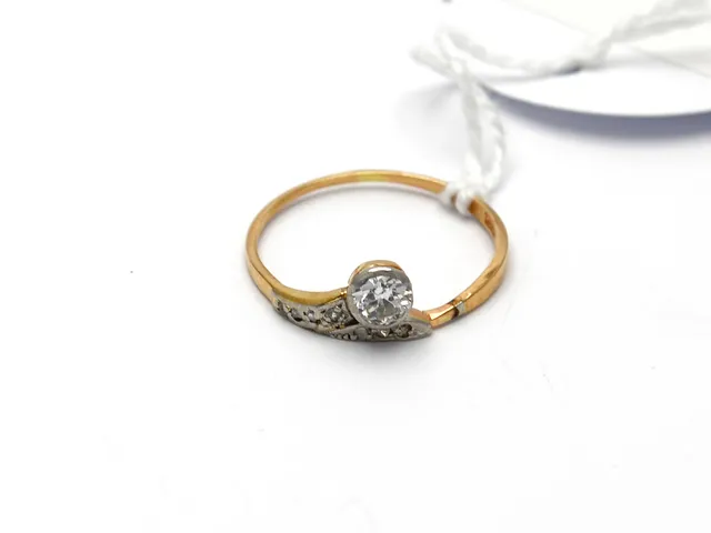 Ring 18K med diamant ca 0,23ct P skadad kulett 7 små ca00,1ct skadade diamanter Ø17½ 1,4g